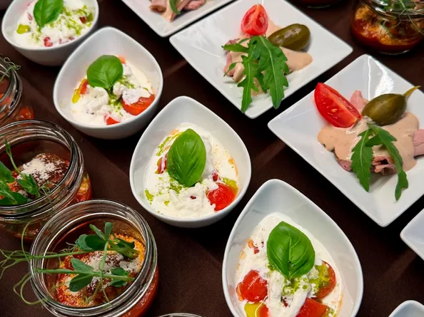 Auswahl feiner Vorspeisen und Fingerfood beim Hochzeitscatering im SchlossFUN Seeburg