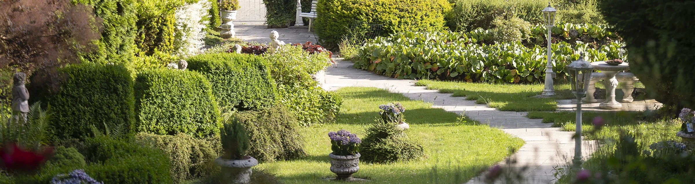 Gepflegter Schlossgarten von SchlossFUN Seeburg mit Grünanlagen, Blumen und Gartenwegen