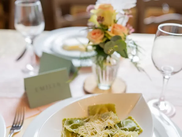 Serviertes Pastagericht an einer festlich gedeckten Hochzeitstafel im SchlossFUN Seeburg