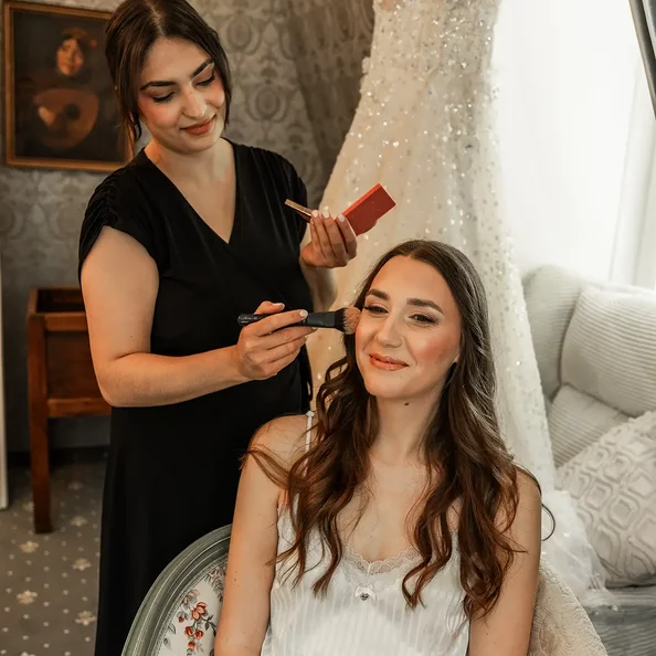 Braut beim professionellen Make-up vor ihrer Hochzeit im SchlossFUN Seeburg