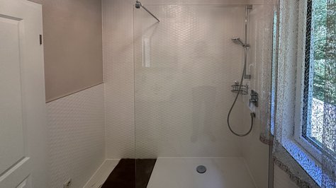 Moderner Duschraum der Romantik-Suite im SchlossFUN in Seeburg bei Bad Urach mit großzügiger Dusche und hochwertiger Ausstattung.
