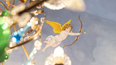 Deckenfresko mit Engel und Kronleuchter in der Suite Nachtigall im Schlössle Seeburg