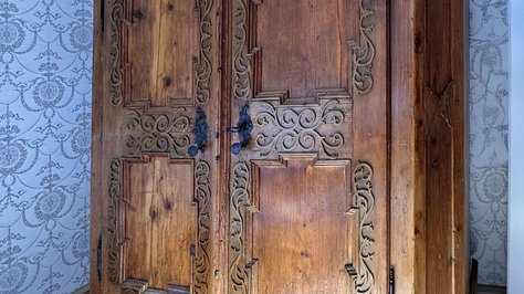 Antiker Holzschrank im Schlafzimmer der Suite Romantik
