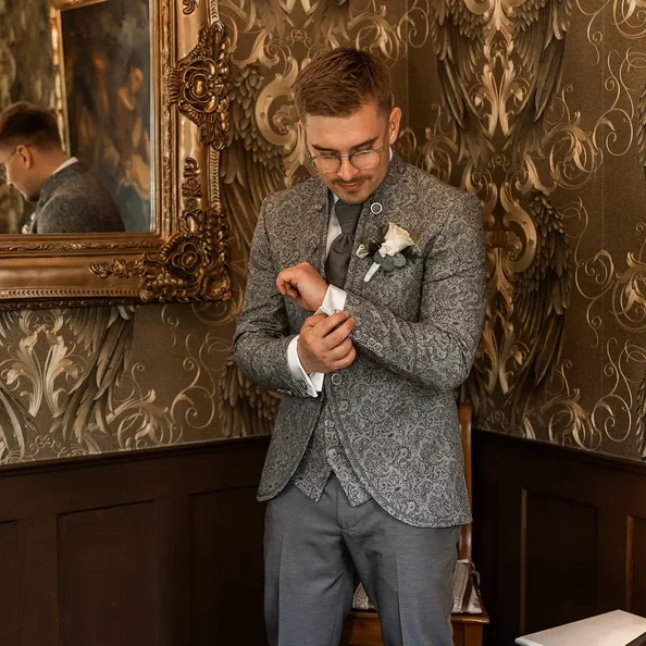 Bräutigam beim Ankleiden seines Hochzeitsanzugs im SchlossFUN Seeburg