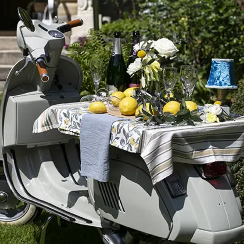 Festlich dekorierte mobile Vespa-Bar im Garten von SchlossFUN Seeburg