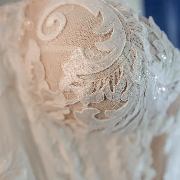 Detailaufnahme der feinen Spitze eines Brautkleides im SchlossFUN Seeburg