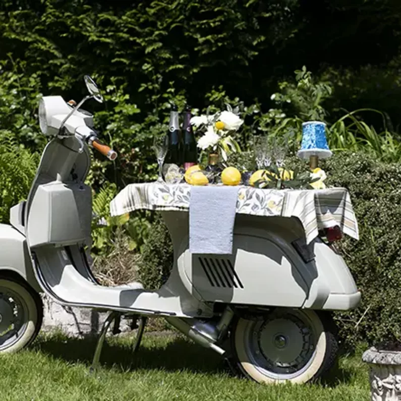 Mobile Vespa-Bar mit Sekt, Gläsern, Blumen und Zitronendekoration im SchlossFUN