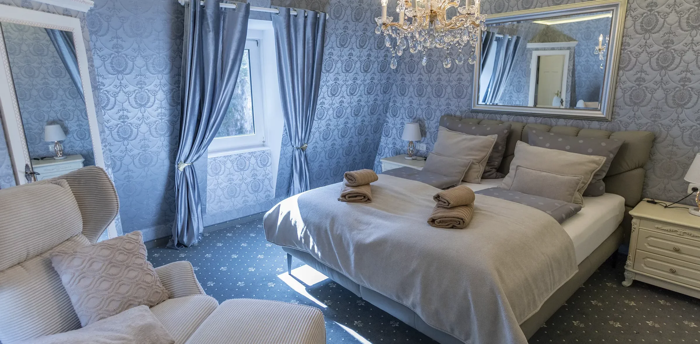 Suite Nachtigall im SchlossFUN mit stilvollem Wohnbereich