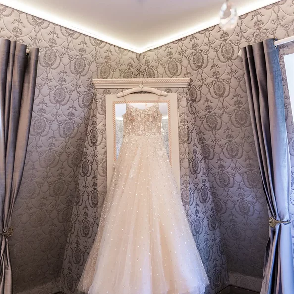 Brautkleid für die Hochzeit in einem Zimmer von SchlossFUN Seeburg