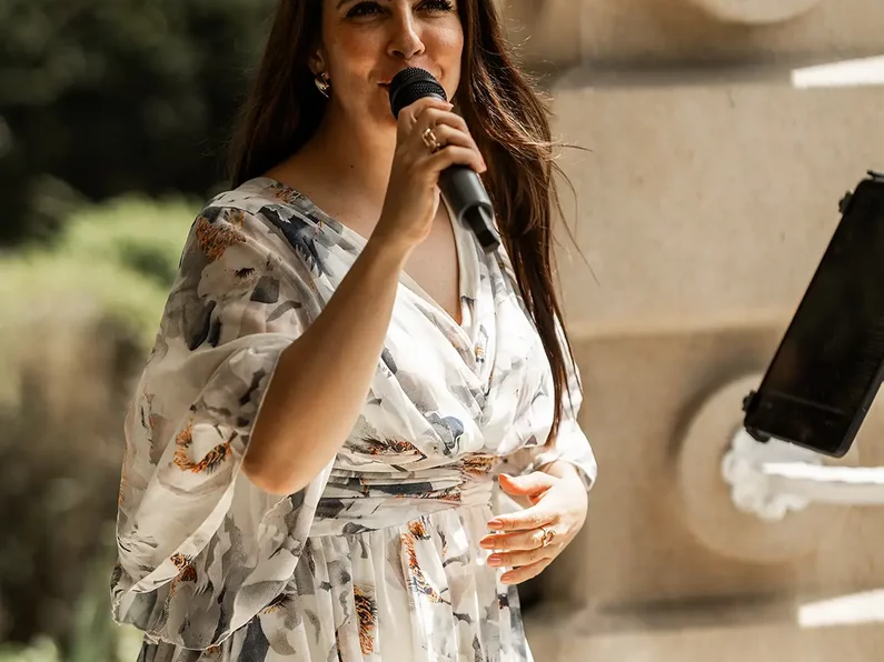 Sängerin Sarah Maria Ligas mit Mikrofon bei einer Hochzeit im SchlossFUN Seeburg