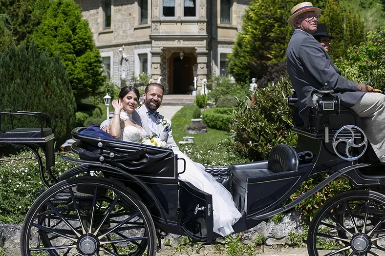 Brautpaar in der Hochzeitskutsche am Schlössle Seeburg