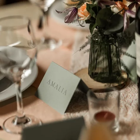 Festlich gedeckter Hochzeitstisch mit Blumen, Weingläsern und Platzkarte im SchlossFUN