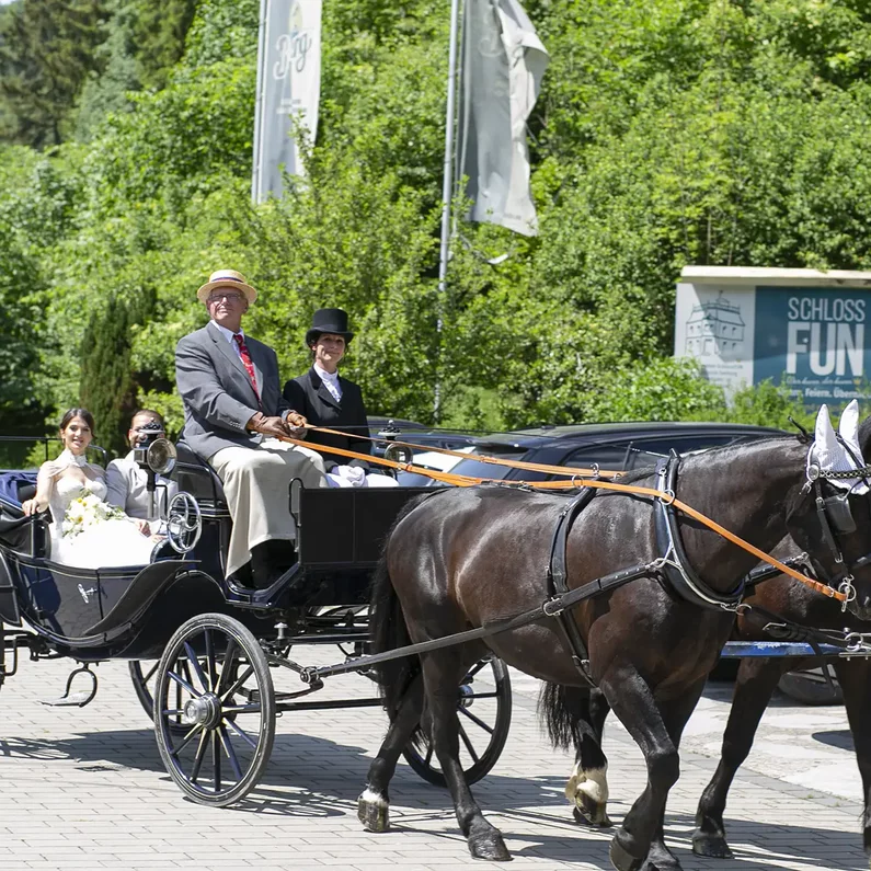 Hochzeitskutsche mit Brautpaar bei SchlossFUN Seeburg