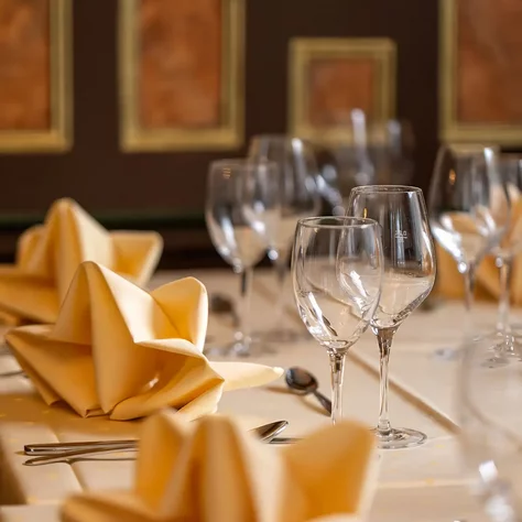 Festlich gedeckter Tisch mit goldfarbenen Servietten und Weingläsern im SchlossFUN