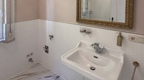 Nostalgischer Waschbereich der Romantik-Suite im SchlossFUN in Seeburg bei Bad Urach mit stilvollem Waschbecken und historischem Charme.
