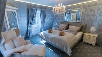 Stilvolles Doppelzimmer in Silber- und Grautönen der Suite Nachtigall im SchlossFUN