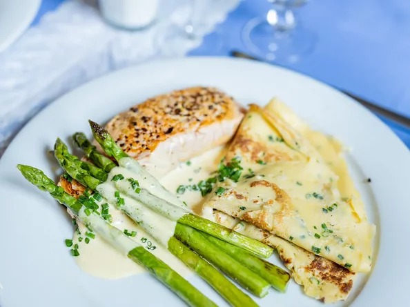 Fischgericht mit grünem Spargel und Beilage beim Hochzeitscatering im SchlossFUN Seeburg