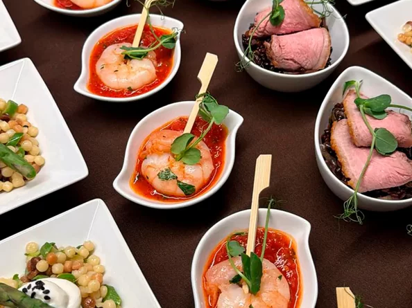 Vielfältiges Fingerfood mit Fleisch und kleinen Vorspeisen beim Catering im SchlossFUN Seeburg