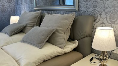 Suite Nachtigall mit komfortablem Designersessel, Kleiderschrank und warmem Lichtambiente