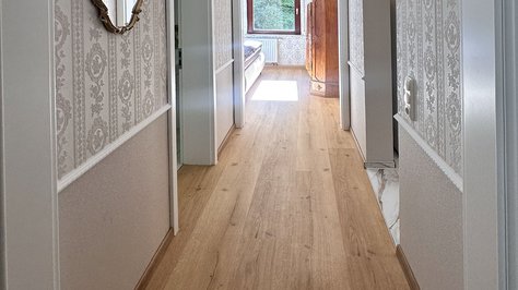 Heller Flur der Romantik-Suite im SchlossFUN in Seeburg bei Bad Urach mit stilvollen Wanddetails und Blick in die angrenzenden Räum
