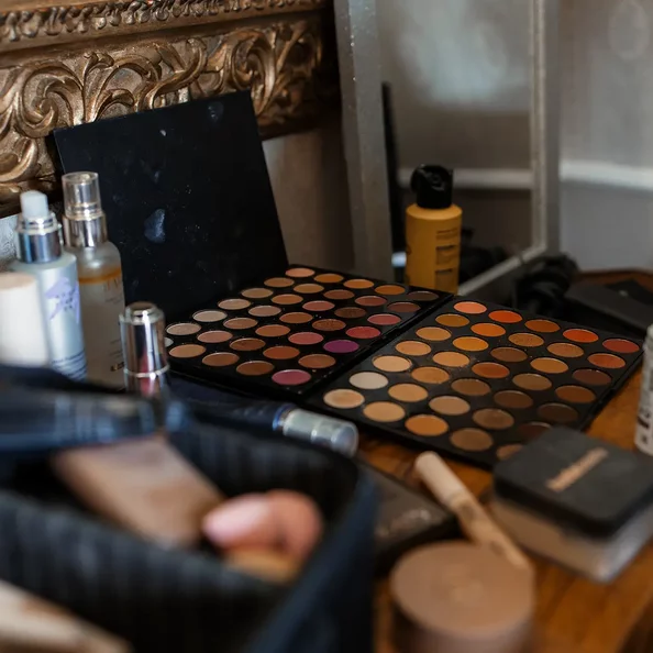 Make-up Palette und Schminkutensilien beim Getting Ready im SchlossFUN Seeburg