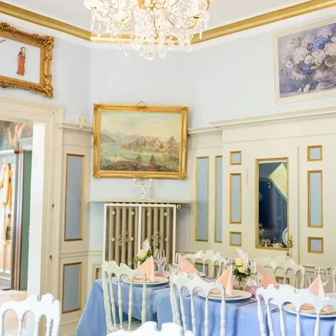 Festlich eingedeckter Gastraum mit Kronleuchter und eleganter Tischdekoration im SchlossFUN