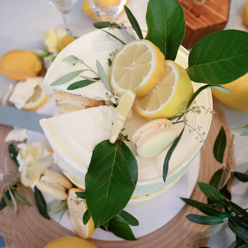 Hochzeitstorte mit Zitronen, Macarons und grüner Dekoration im SchlossFUN Seeburg
