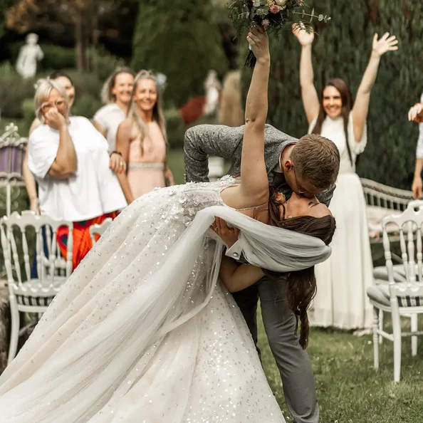 Brautpaar in Hochzeitskleidung bei einem ausgelassenen Moment im SchlossFUN Seeburg