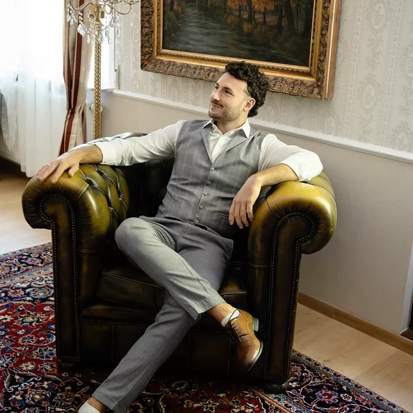 Bräutigam im eleganten Hochzeitsanzug im SchlossFUN Seeburg