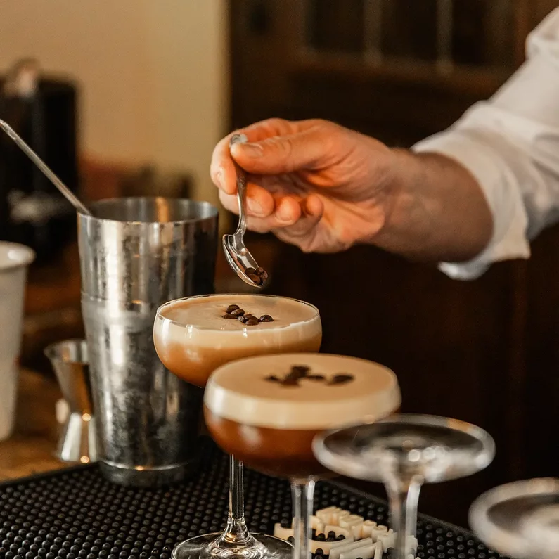 Barkeeper bei der Zubereitung von Cocktails im SchlossFUN Seeburg
