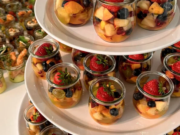 Desserts im Glas mit Beeren und frischen Früchten beim Hochzeitscatering im SchlossFUN Seeburg