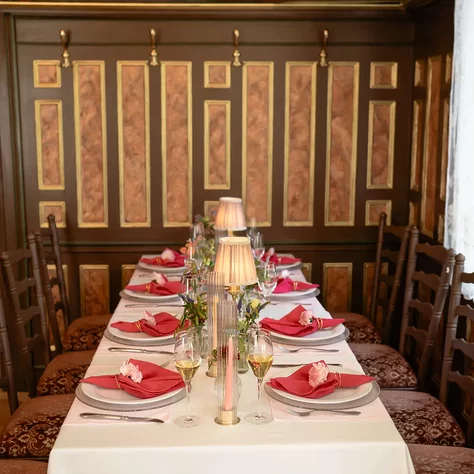 Festlich gedeckte Hochzeitstafel mit roten Servietten und Tischleuchten im SchlossFUN