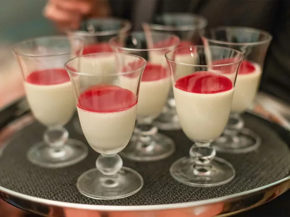 Dessert im Glas mit roter Fruchtsauce beim Hochzeitscatering im SchlossFUN Seeburg