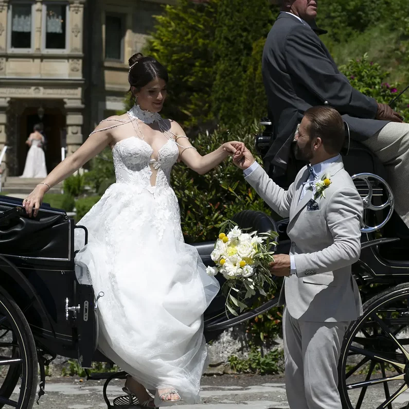 Brautpaar beim Aussteigen aus der Hochzeitskutsche im SchlossFUN Seeburg