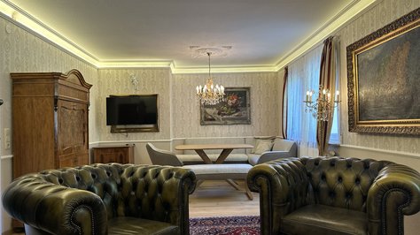 Wohnzimmer der Romantik-Suite im SchlossFUN bei Bad Urach mit Chesterfield-Sofas