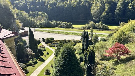 Ausblick von der Romantik-Suite im SchlossFUN in Seeburg bei Bad Urach auf den gepflegten Schlossgarten und die grüne Umgebung der Schwäbischen Alb.