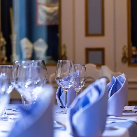 Festlich gedeckter Tisch mit blauen Servietten und Weingläsern im SchlossFUN