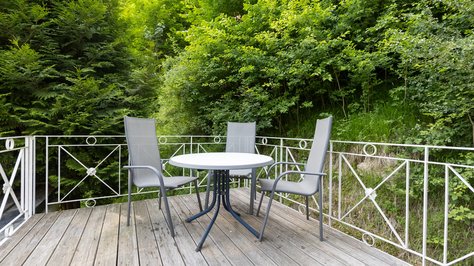 Ruhige Terrasse der Romantik-Suite im SchlossFUN in Seeburg bei Bad Urach mit Sitzgelegenheit und Blick in die grüne Umgebung.