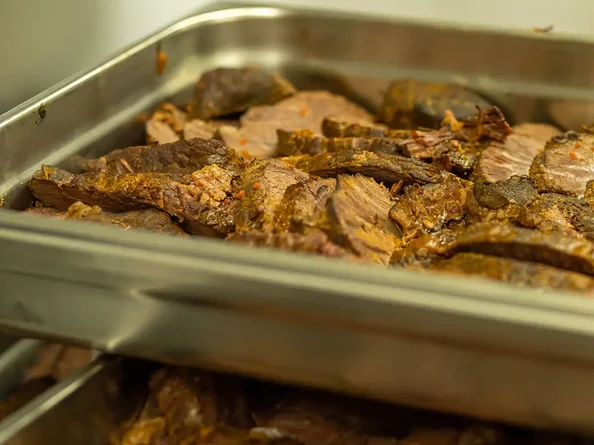Frisch zubereitetes Fleisch für das Hochzeitscatering im SchlossFUN Seeburg