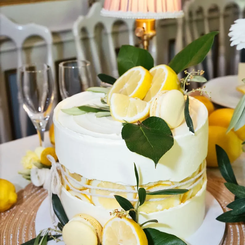 Hochzeitstorte mit Zitronen und grüner Dekoration im SchlossFUN Seeburg