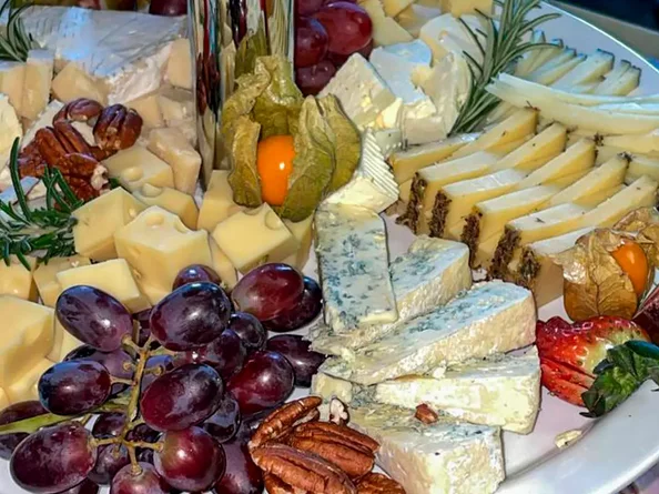 Auswahl verschiedener Käsesorten mit Trauben, Früchten und Nüssen beim Catering im SchlossFUN Seeburg