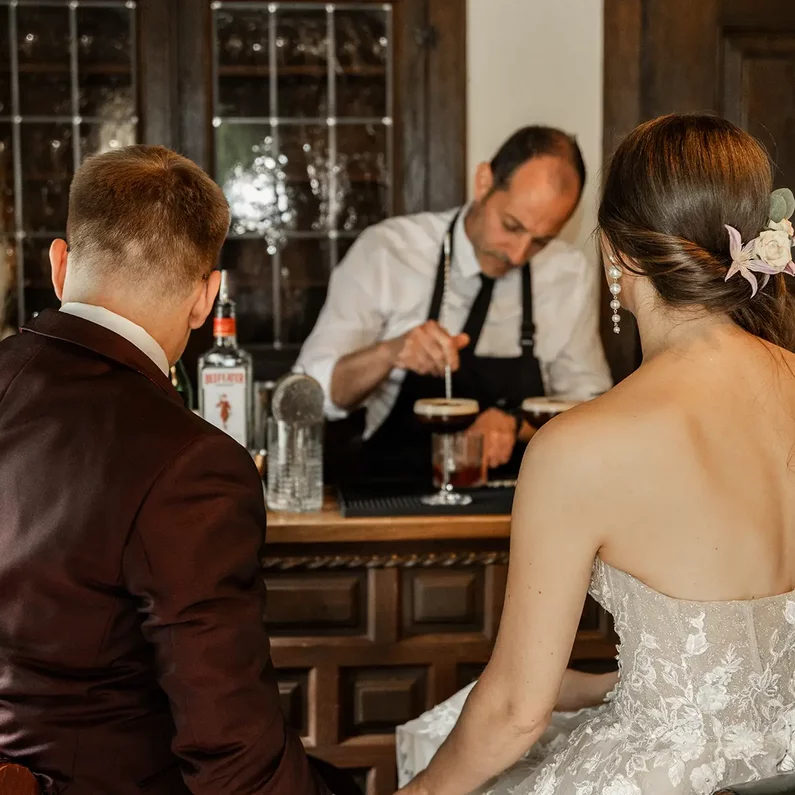 Brautpaar an der Bar mit Barkeeper im SchlossFUN Seeburg