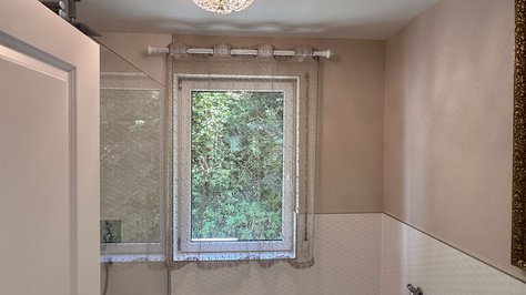 Modernes Badezimmer der Romantik-Suite im SchlossFUN in Seeburg bei Bad Urach mit hochwertiger Ausstattung.