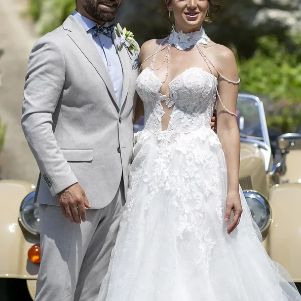 Brautpaar in festlicher Hochzeitskleidung im Garten von SchlossFUN Seeburg