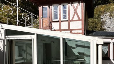 Das historische Turmzimmer des Schlössle Seeburg begeistert mit seinem charmanten Fachwerkstil, seiner ruhigen Lage und dem einzigartigen Blick ins Grüne – ein besonderer Ort mit märchenhaftem Flair.