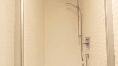 Moderner Duschraum im Schlössle Seeburg mit großzügiger Regendusche und heller, gepflegter Ausstattung. Komfortabel, funktional und ideal für einen entspannten Start in den Tag.