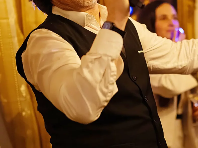 Sänger Robin Henderson bei einem Liveauftritt im SchlossFUN Seeburg