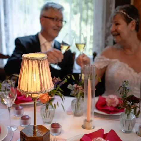 Brautpaar an der festlich dekorierten Hochzeitstafel im SchlossFUN