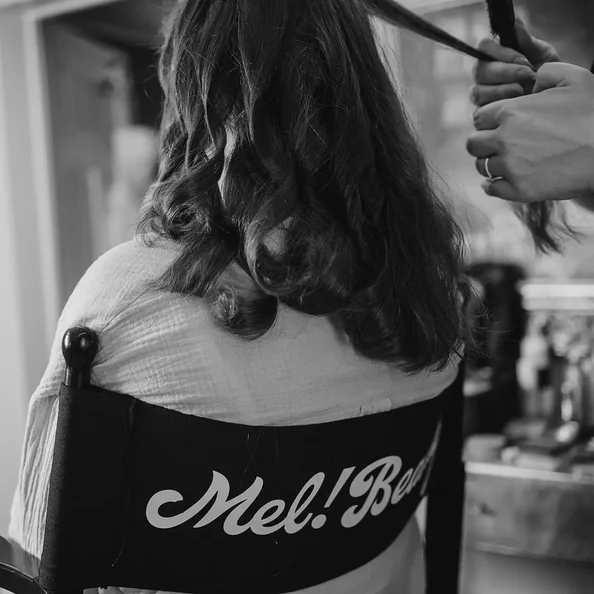 Braut beim Haarstyling vor der Hochzeit im SchlossFUN Seeburg