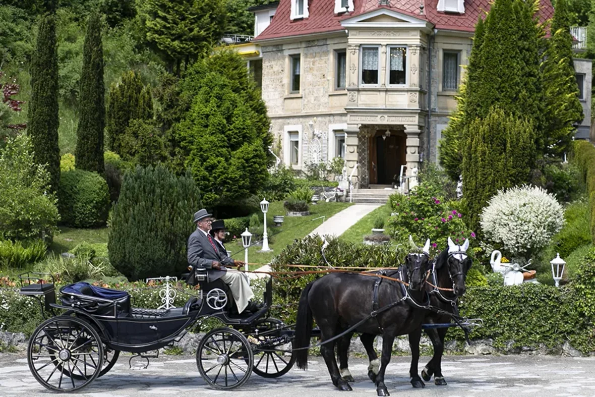 Historisches Schlössle Seeburg bei Bad Urach mit Pferdekutsche